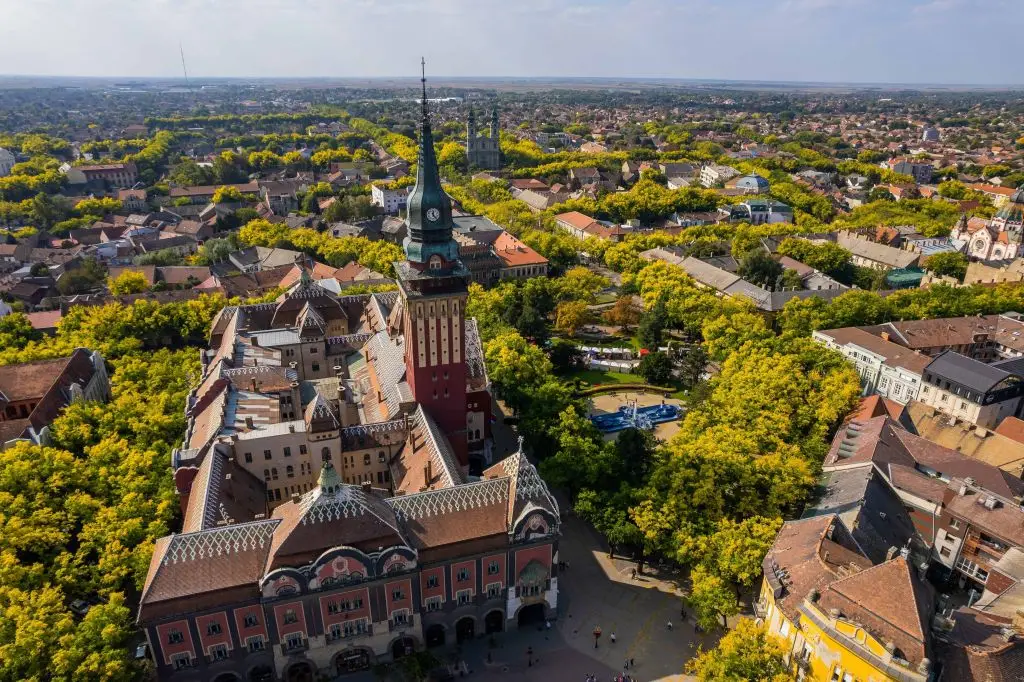 Vazdušni pogled na Gradsku kuću u Subotici i okolni trg